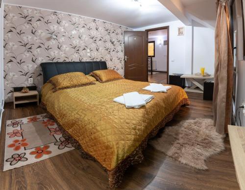 布什泰尼Casa Lazar的一间卧室配有一张床,上面有两条毛巾