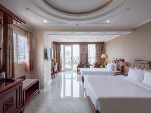 胡志明市Bon Ami Hotel - Thiên Xuân Hotel的酒店客房带两张床和一个客厅
