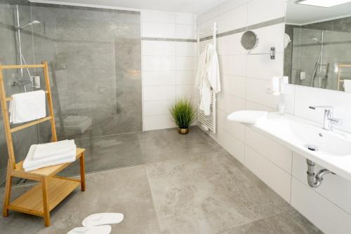 梅彭泰克高级酒店的一间带水槽和淋浴的浴室