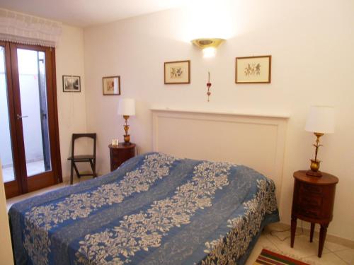 格拉多Residence Gloria的一间卧室配有一张带蓝色毯子的床