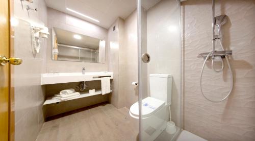 坎布里尔斯欧亨尼奥港酒店的带淋浴、卫生间和盥洗盆的浴室
