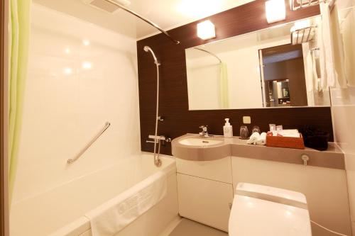 彦根市彦根城度假酒店及水疗中心的一间带卫生间、水槽和镜子的浴室
