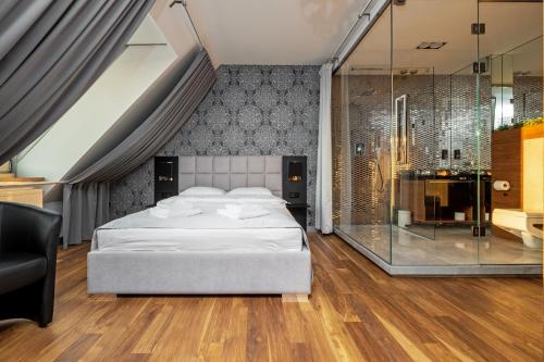 比亚韦斯托克VoQue Apartments的一间卧室设有一张床和一个玻璃淋浴间