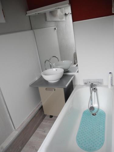 珀潘斯特尔Appart sympa à Pepinster的浴室设有2个水槽和镜子