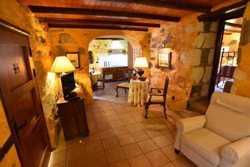 特罗尔艾尔博布隆乡村旅馆的享有带桌椅的客厅的顶部景色。