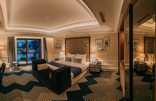 蒂瓦特拉罗什精品酒店的配有一张床和一把椅子的酒店客房