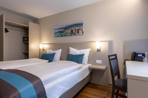 苏黎世苏黎世之旅酒店的酒店客房配有两张床和一张书桌