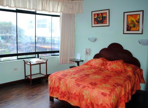 利马Hotel SKY的一间卧室设有一张床和一个大窗户
