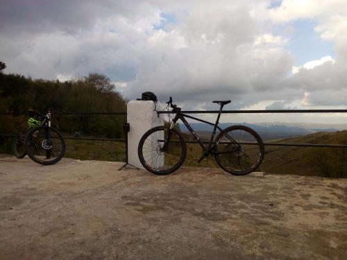 CopinaPosada Las Vertientes的两辆自行车停在山 ⁇ 旁边