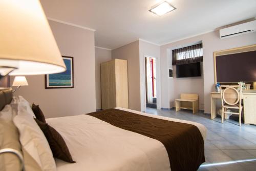 皮雅诺迪索伦托索雷卢娜酒店的酒店客房,配有床和电视