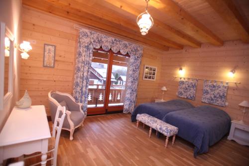 Granges-Narboz拉托库克多尔酒店的一间带两张床的卧室和一个阳台