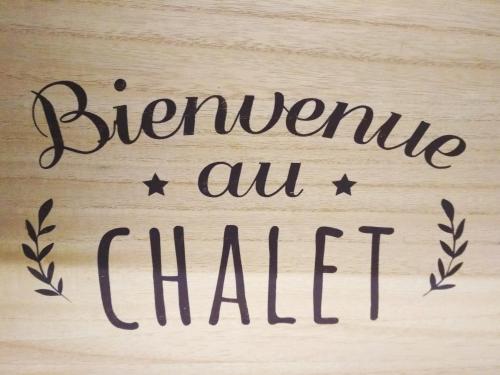 CharancieuChalet La Bachole的木桌上所有粉笔都撕成一团的标语