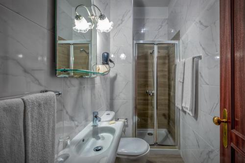 维拉·雷阿尔Residencial Clássico的一间带水槽、卫生间和淋浴的浴室