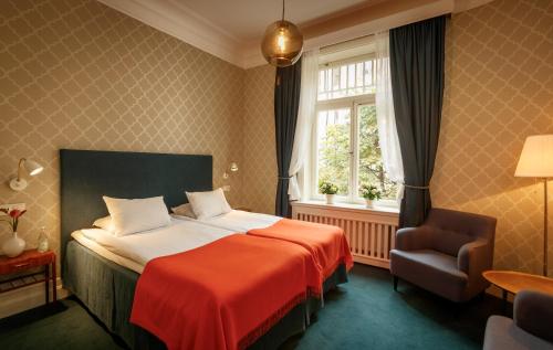 斯德哥尔摩帕尔兰酒店的卧室配有床、椅子和窗户。