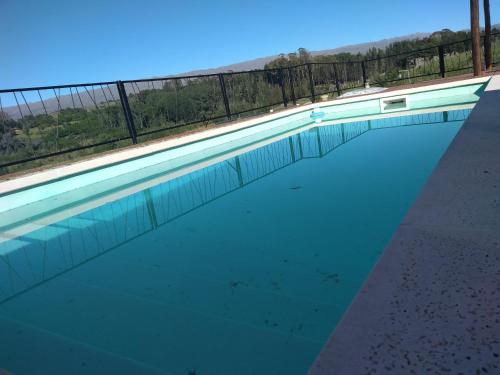 Gran Cabaña en Villa Yacanto内部或周边的泳池