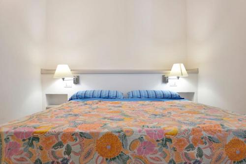 托尔托利VILLA MILVIO con accesso privato in spiaggia的一间卧室配有一张大床和彩色床罩