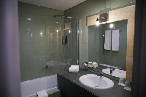 新普罗恩萨Amoras Country House Hotel的一间带水槽和淋浴的浴室