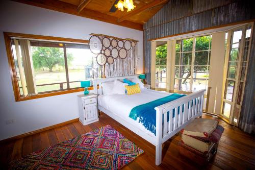 布洛克Peppercorn Cabin的卧室设有白色的床和大窗户