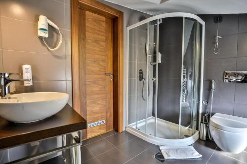 图兹拉金星精品酒店的带淋浴和盥洗盆的浴室