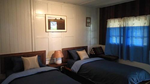 曼谷Pimthong Place的一间带两张床和一张沙发的卧室