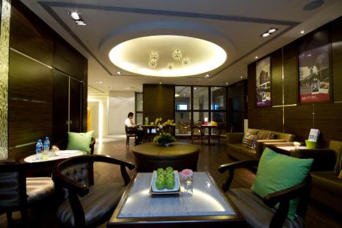 台中市台中香城大饭店的酒店大堂设有桌椅,后面还有一位客人