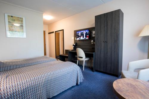 尼克宾法尔斯特法尔斯特岛酒店的配有一张床和一张书桌的酒店客房