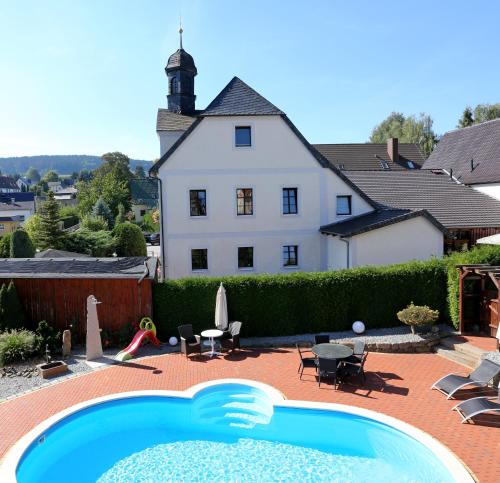 施吉斯瓦德图尔姆森酒店的房屋前有游泳池的房子