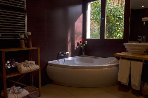 昆卡Hotel Resort Cueva del Fraile的带浴缸的浴室和窗户。