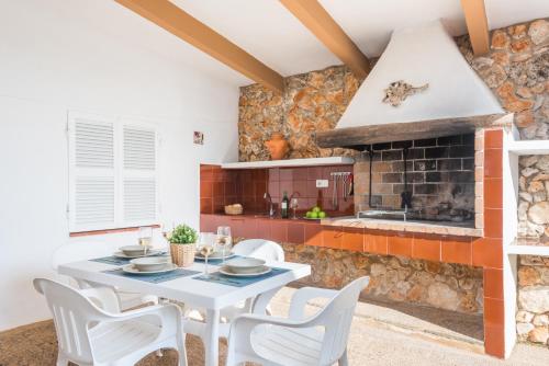 休达德亚Villa Sa Canova by Mauter Villas的一间带桌子和壁炉的用餐室