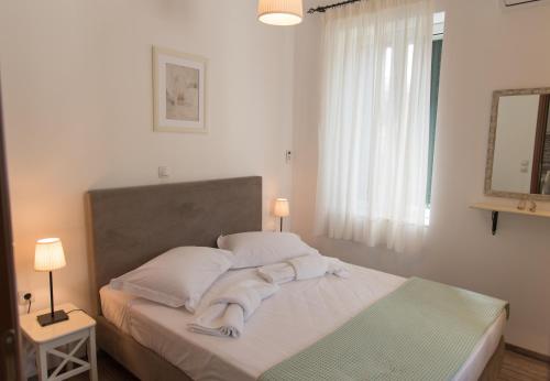 KatomérionVilla Iliogioma with private pool and sea view的一间卧室配有带毛巾的床