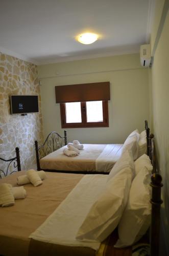 卡托克拉克阿纳APARTMENT V.M.的一间卧室设有两张床和窗户。