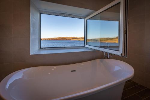 斯塔芬Lochside的带浴缸的浴室和窗户
