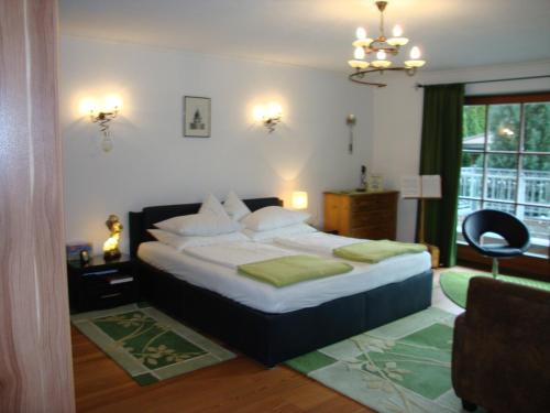 基茨比厄尔Haus Andreas的一间卧室设有一张大床和一个窗户。