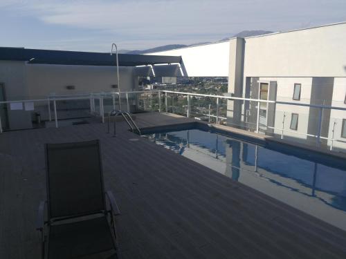圣地亚哥Excelente departamento en Las Condes的一座带游泳池的屋顶甲板,位于一座建筑中