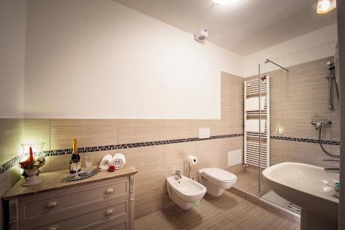 明乔河畔的瓦雷奇奥La Rocchetta的浴室配有卫生间、盥洗盆和浴缸。
