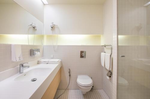 派尔努健康天堂Spa酒店的白色的浴室设有卫生间和水槽。