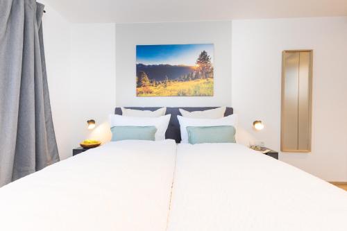 绍滕斯Easy Living Apartment Ötztal的白色卧室设有一张白色大床