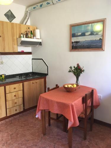 巴耶格兰雷伊高尤戈梅拉公寓的厨房配有一张桌子,上面放着一碗水果