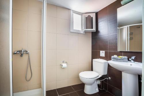 佩萨达Bee's Knees Retreat的浴室配有卫生间、盥洗盆和淋浴。
