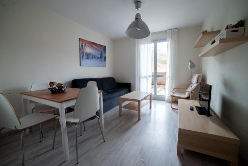 Apartamentos Pirineos Rent的休息区