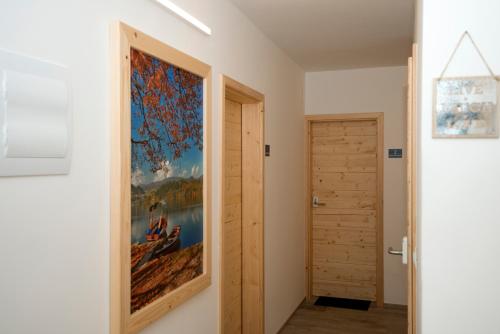 布莱德Vila Alpina的门旁墙上挂有画的走廊