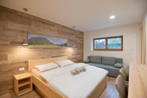 布莱德Vila Alpina的一间卧室配有一张大床和一张沙发