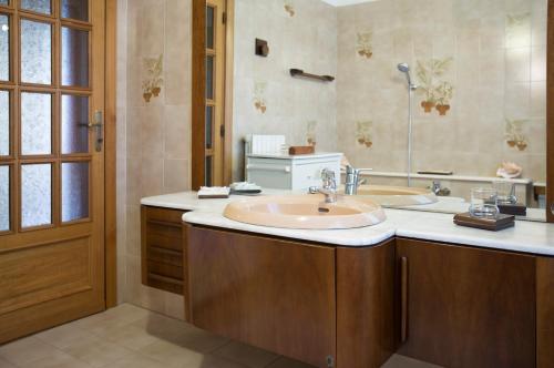IttiriSa Mariposa的一间带两个盥洗盆和淋浴的浴室