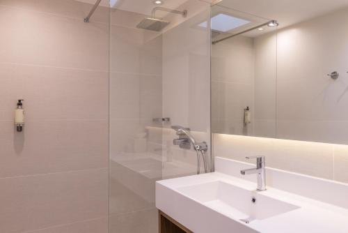 布洛涅-比扬古选择贝斯特韦斯特酒店的白色的浴室设有水槽和淋浴。