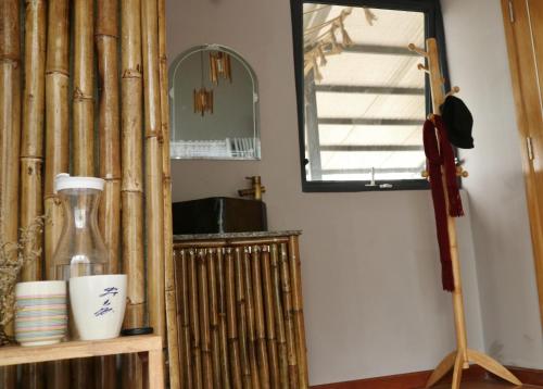 大叻Komori House的一间设有镜子和一个带搅拌机的架子的房间