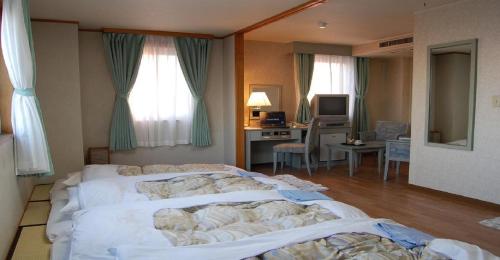 静冈Seagrande Shimizu Station Hotel / Vacation STAY 8211的酒店客房配有两张床和一张书桌
