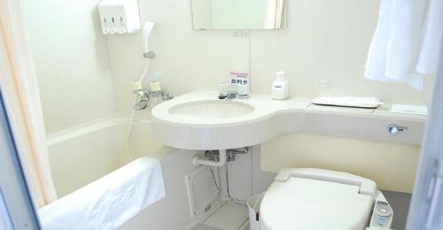 静冈Seagrande Shimizu Station Hotel / Vacation STAY 8209的白色的浴室设有水槽和卫生间。
