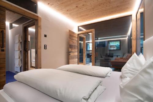 拉纳纽普兰特尔公寓酒店的一间带2张白色床的卧室和一间客厅