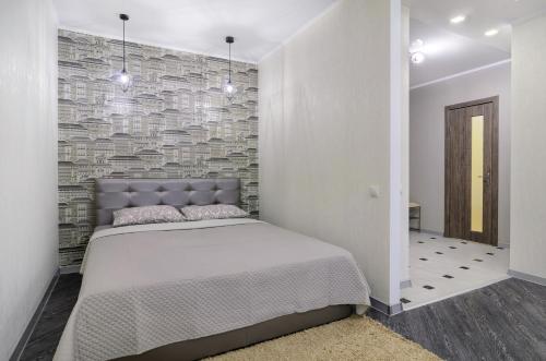 苏梅Greatest Luxury Apart-Hotel的一间卧室设有一张床和砖墙