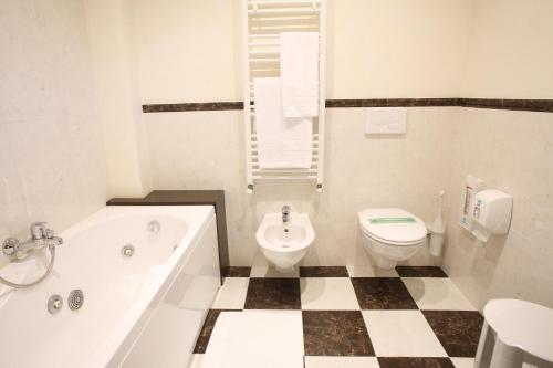 米拉伊斯奥拉迪卡浦拉酒店的带浴缸、卫生间和盥洗盆的浴室